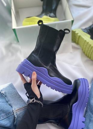 Утеплені жіночі шкіряні чорні з фіолетовим челсі bottega veneta🆕високі черевики1 фото