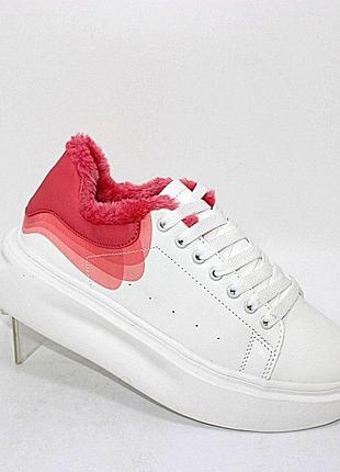 Жіночі білі зимові кросівки з рожевим задником