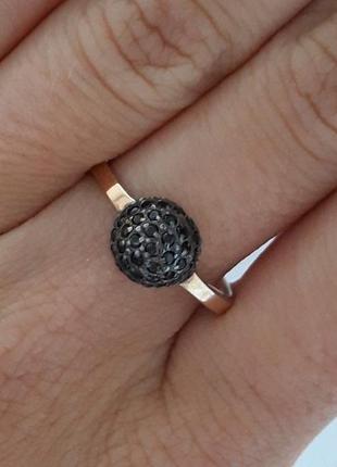 Комплект набор серебряный с куб. цирконами и золотой пластиной серьги и колечко в размере 18,5