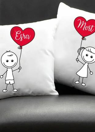 Парні декоративні подушки з принтом "хлопчик і дівчинка з кульками-серцями"
