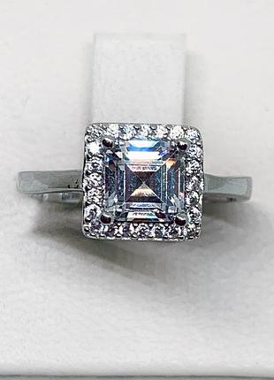 Кольцо серебряное с кубическим цирконием 18.5 2,98 г