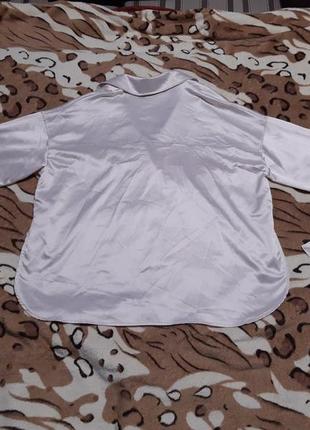 Светло бежевая атласная свободная рубашка оверсайз длинный рукав zara 12/145 фото