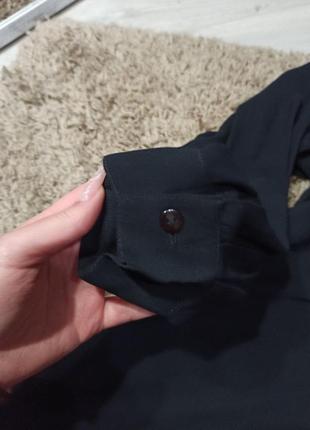 Чорна легка блуза з рюшами4 фото