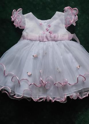 Біленька святкова сукня для маленької леді