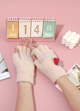Зимние перчатки без пальцев с клубничкой бежевые