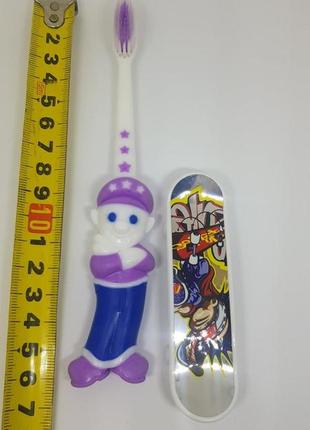 Детская зубная щетка с  игрушкой- скейтборд на колесиках8 фото