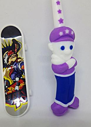 Детская зубная щетка с  игрушкой- скейтборд на колесиках5 фото