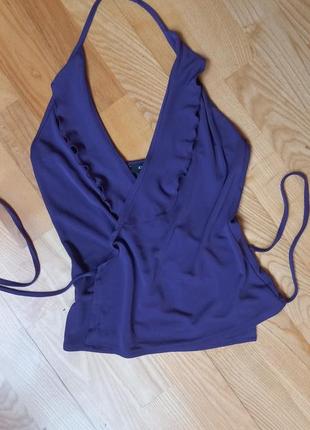 В наявності фиолетовая майка на запах с рюшками  / маечка / футболка / фиолетовая блуза с рюшами