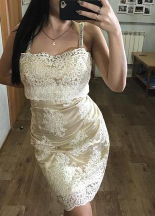 Нереально золотое платье с дорогим кружевом