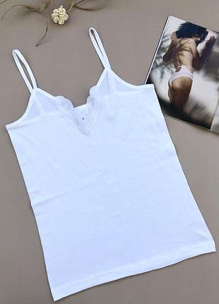 Біла бавовняна маєчка на бретельках