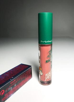 Блиск для губ mac x stranger things limited edition lipglass lip gloss відтінок eerie el. 3,1 г. оригінал. новий. терміни в нормі.4 фото