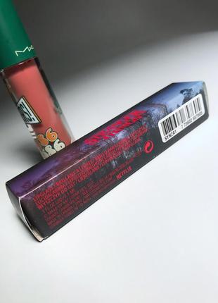 Блиск для губ mac x stranger things limited edition lipglass lip gloss відтінок eerie el. 3,1 г. оригінал. новий. терміни в нормі.5 фото