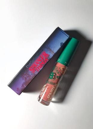 Блиск для губ mac x stranger things limited edition lipglass lip gloss відтінок eerie el. 3,1 г. оригінал. новий. терміни в нормі.6 фото