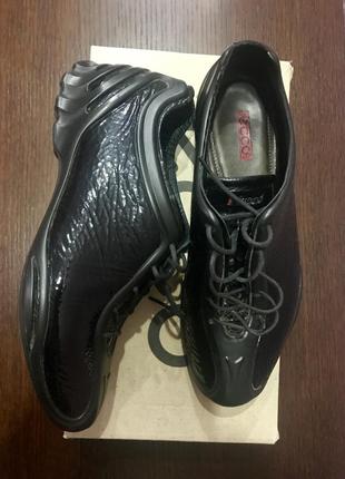 Стильные спортивные лаковые туфли ecco