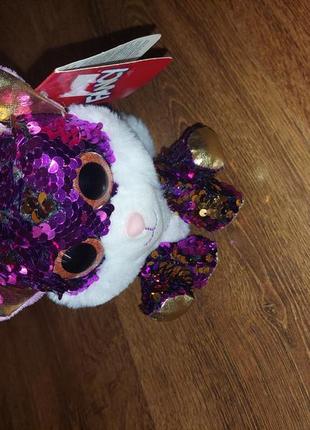 Маленьке кошеня. нова іграшка