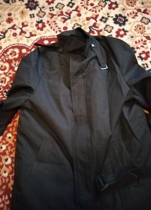 Чоловічий плащ, шикарний, є підстежка на блискавки яку можно зняти,довжина112 см,ширина вполовину 65 см