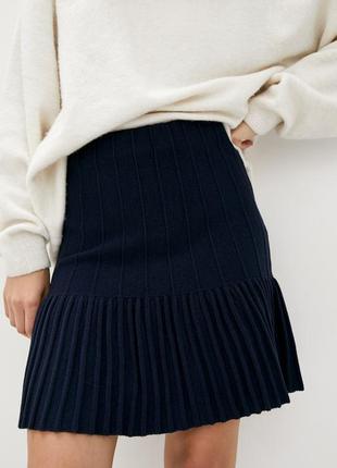 Короткая трикотажная юбка плиссе темно-синего цвета. модель uw858