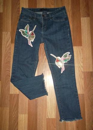 Дорогие укороченные  джинсы levis с аппликацией1 фото