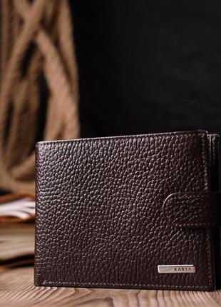 Вместительное мужское портмоне с хлястиком из натуральной кожи karya 21081 коричневый7 фото