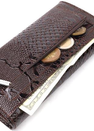 Лакований жіночий гаманець із клапаном із фактурної шкіри під рептилію karya 21114 коричневий5 фото