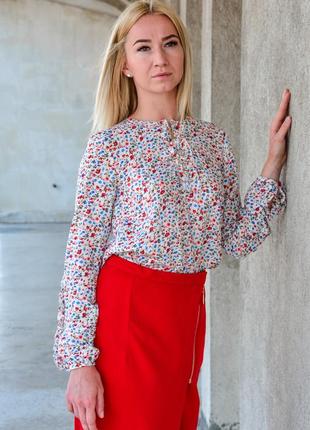 Блуза в мелкий цветочек. деловая одежда для женщин и девушек