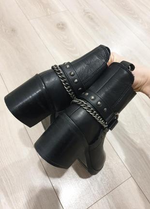 Актуальні шкіряні ботильйони челсі казакі чоботи черевики туфлі на квадратному каблуці з ланцюгами козаки в стилі вестерн натуральна шкіра fiore6 фото