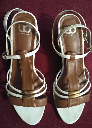 Босоножки на танкетке