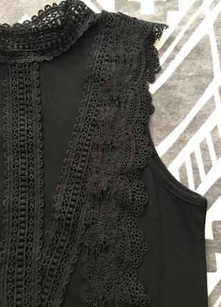 Блузка чорна трикотажна з мереживом3 фото