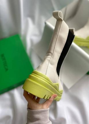 Bottega veneta green ivory beige популярные массивные ботинки ботега бежевые беж молочные кремовые салатовая подошва деми весна осень на флисе сапоги3 фото