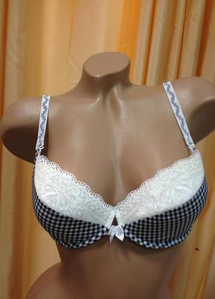 Бюстгальтер с push-up и белым кружевом 75c