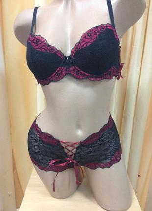 Комплект нижнего белья с вишневой шнуровкой