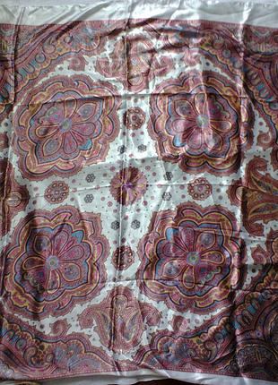 Платок  из  атласа,размер 89х90см.