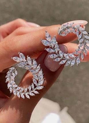 Сережки сережки гвоздики круглі кільця пелюстки в камінні масивні великі гвоздики тренд трендові хіт