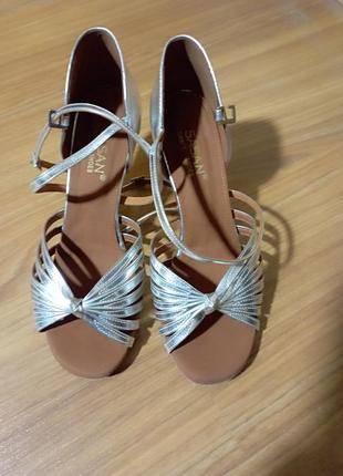 Туфлi жiноча латина