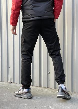 Штаны карго на флисе с карманами черные3 фото