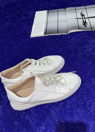 Білі кросівки
