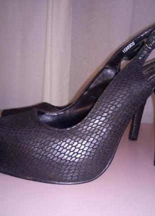 Туфлі на високому каблуці
