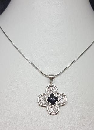 Серебряное колье клевер с фианитами и эмалью. артикул 065103