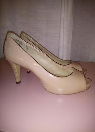 Лакові туфлі