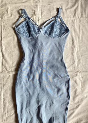 Трендове обтягуюче плаття з портупеями із мереживом бюстьє корсет