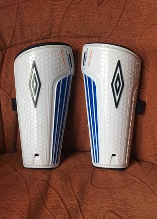 Футбольні щитки umbro es 220