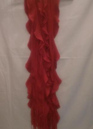 Красивый фирменный  красный шарф