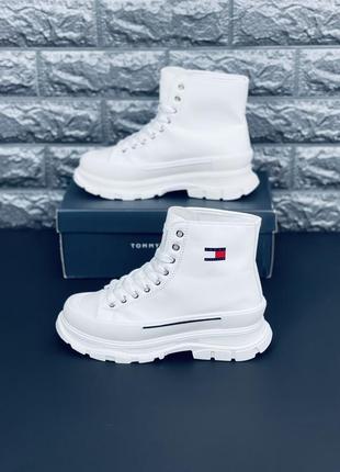 Женские ботинки белого цвета tommy hilfiger, высокие на шнуровке.