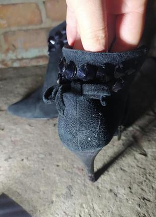 Чорні жіночі ботинки на підборах з камінням замшеві3 фото
