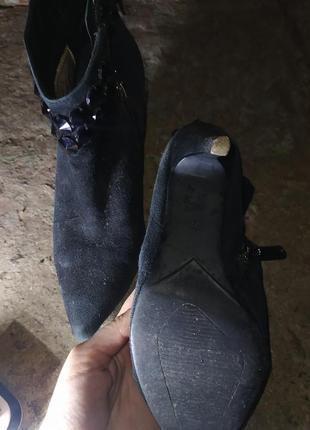 Чорні жіночі ботинки на підборах з камінням замшеві5 фото