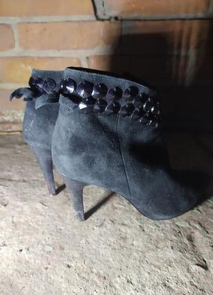 Чорні жіночі ботинки на підборах з камінням замшеві8 фото