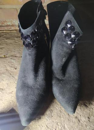 Чорні жіночі ботинки на підборах з камінням замшеві7 фото