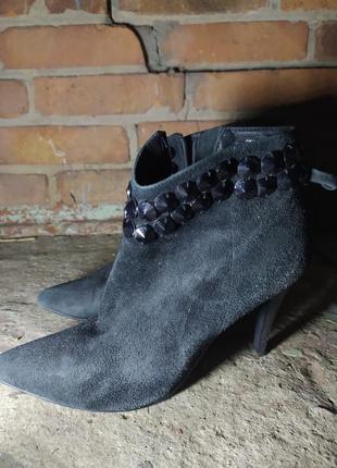 Чорні жіночі ботинки на підборах з камінням замшеві