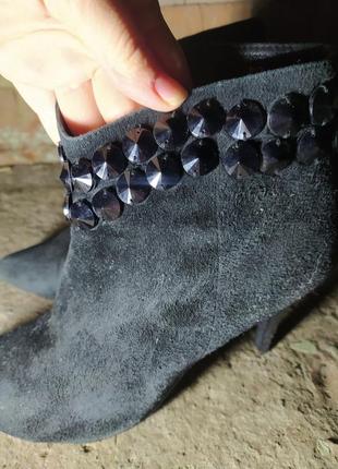 Чорні жіночі ботинки на підборах з камінням замшеві2 фото