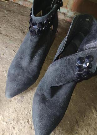 Чорні жіночі ботинки на підборах з камінням замшеві6 фото
